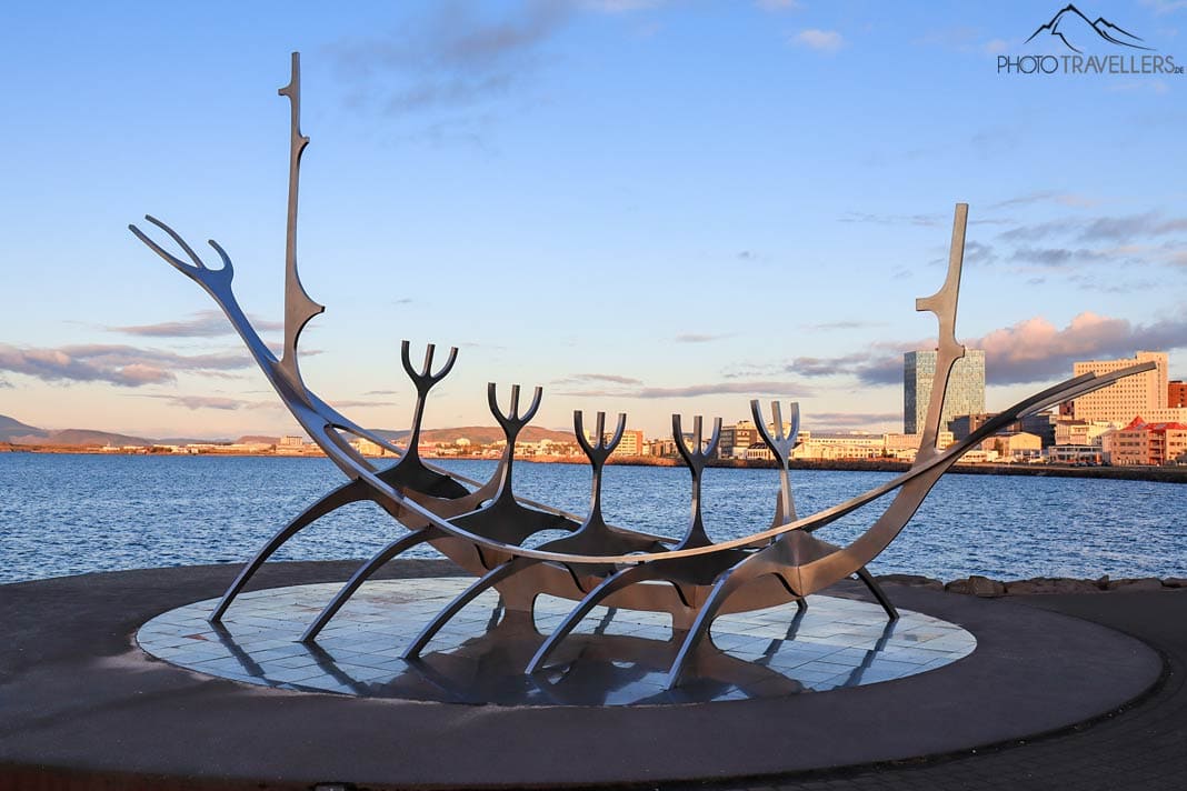 Die Skulptur Sun Voyager in Reykjavík mit Blick auf das Meer