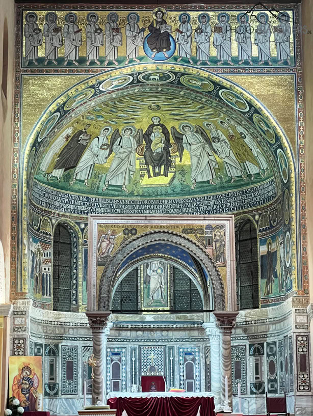Der Blick vom Langhaus in die Apsis der Euphrasius-Basilika in Poreč
