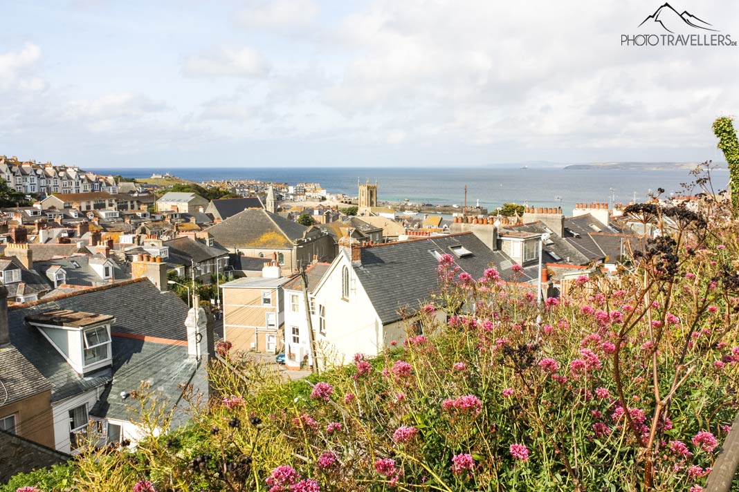 Blick von einem Hügel aus auf die Stadt St. Ives