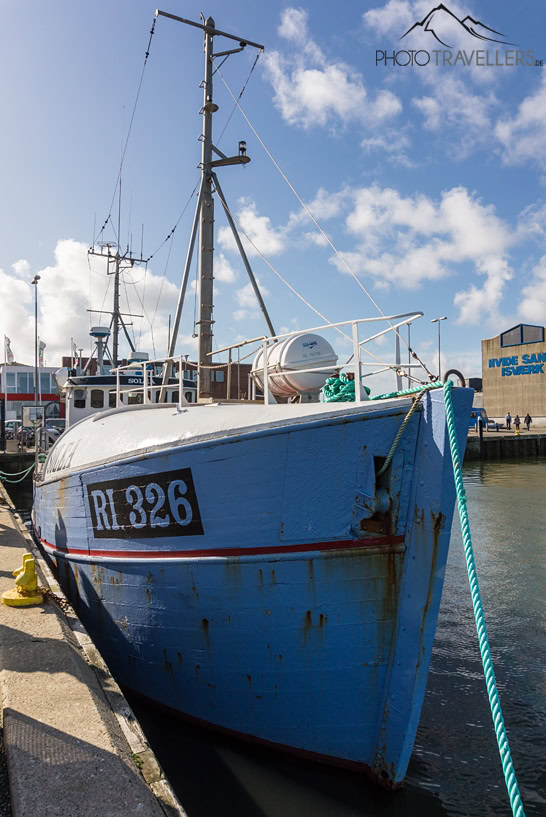 Ein blaues Schiff in einem Hafen, aufgenommen mit der Sony Alpha 5000