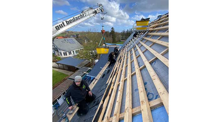 Bild von Dachdeckern und Kran