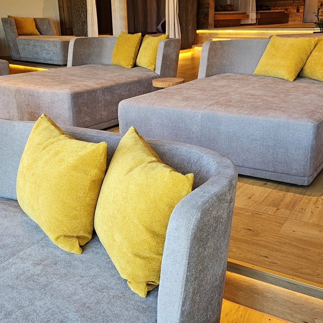 Gemütliche Doppelliegen im Panorama-Ruheraum unseres Wellnesshotel