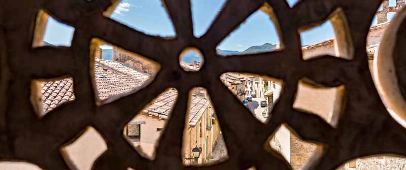 Blick durch eine Öffnung auf den Ort Mirambel, eine der schönsten Sehenswürdigkeiten in Aragonien