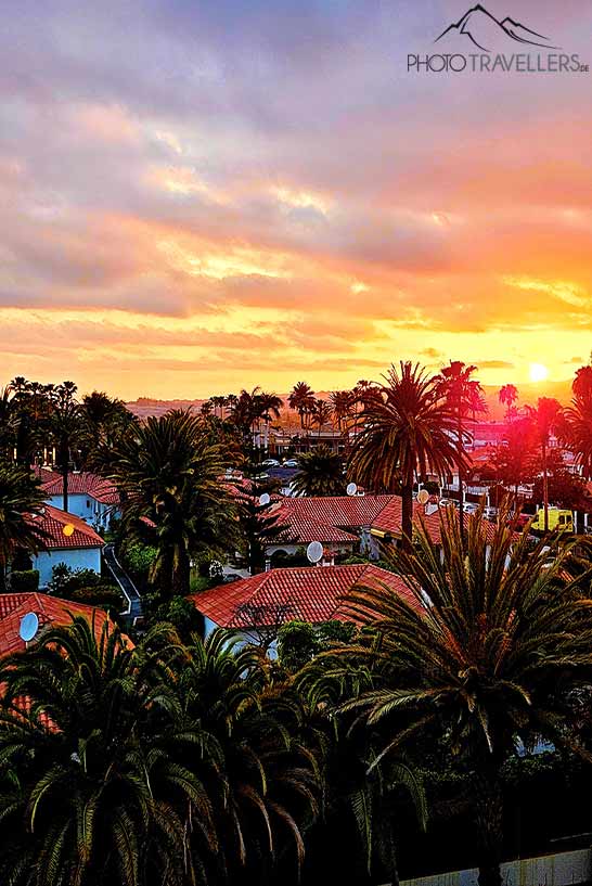 Abendrot über einer mit Palmen durchsetzten Bungalow-Anlage in Maspalomas