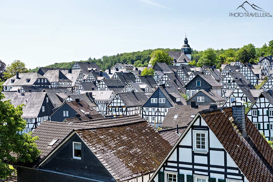 Weiße Fachwerkhäuser in Freudenberg, Nordrhein-Westfalen