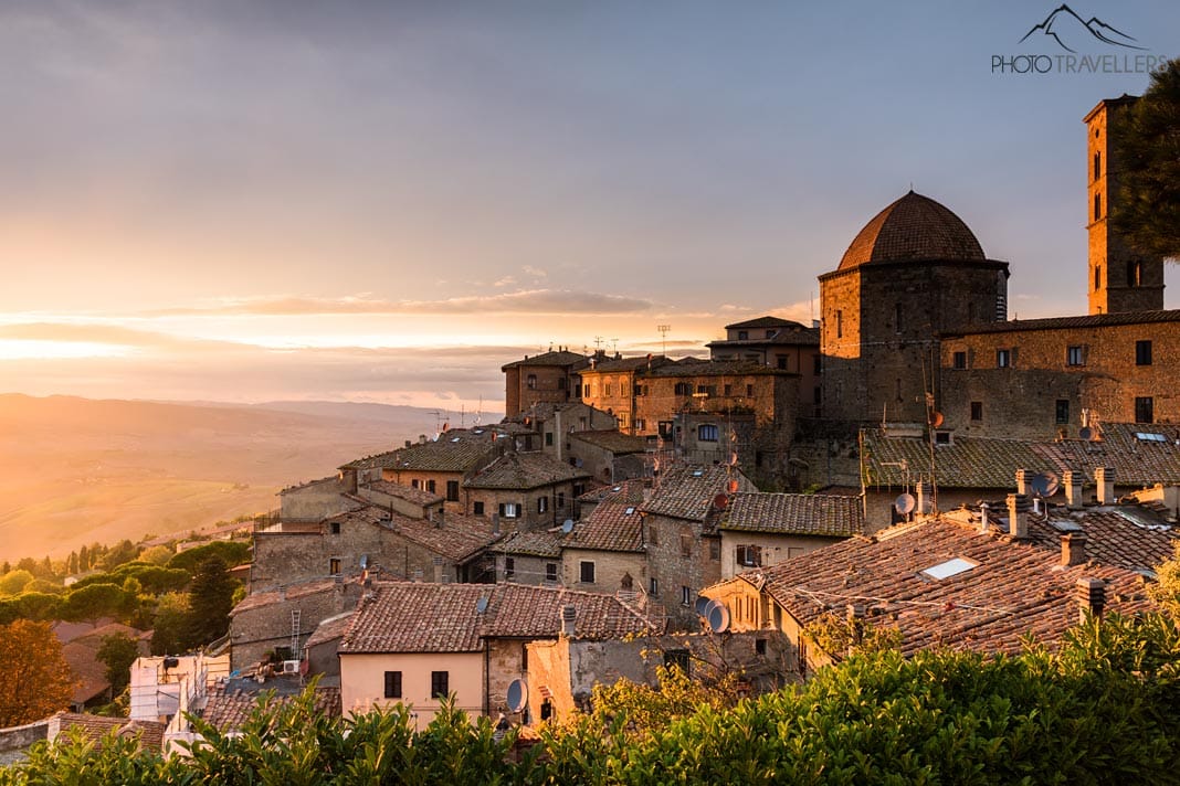 Sonnenuntergang in Volterra mit Blick auf die Stadt