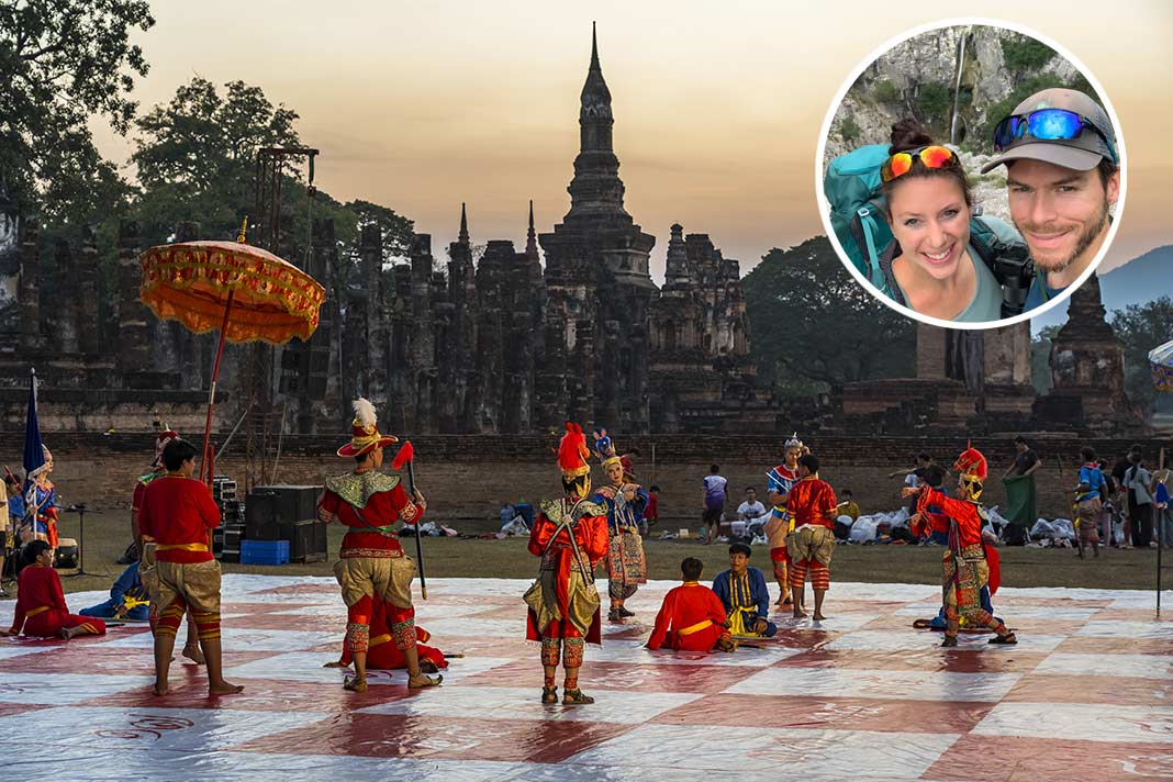 Die Reiseexperten Biggi Bauer und Florian Westermann vor einer Thailand-Landschaft
