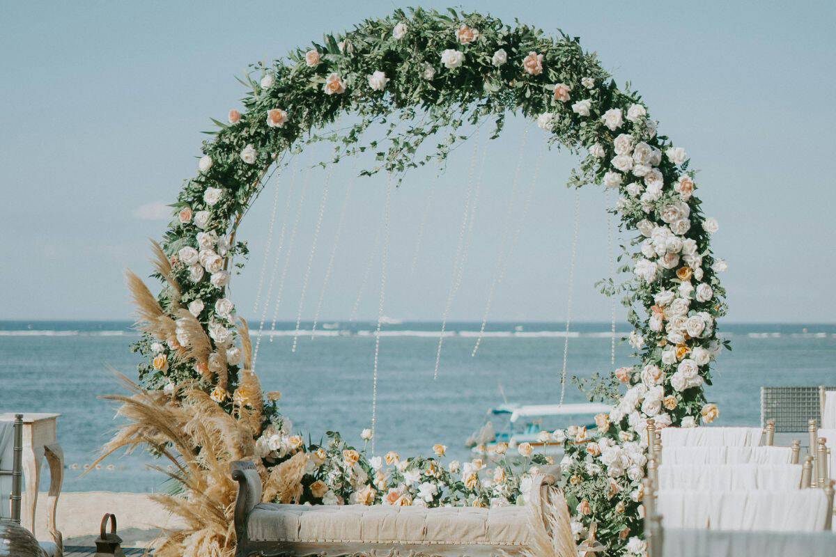How to Attach Flowers to a Wedding Arch: Simple Tips for a Stunning ...