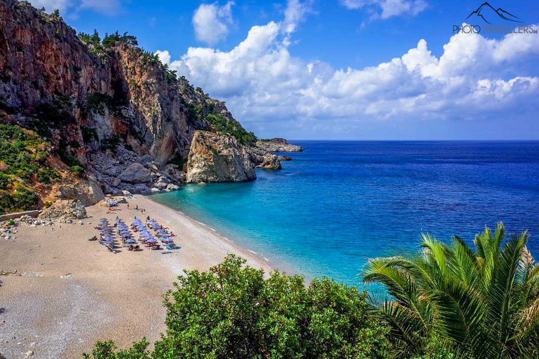 Mit Wildblumen bewachsene Felsen und das türkisblaue Meer tauchen Kyra Panagia in herrliche Farben