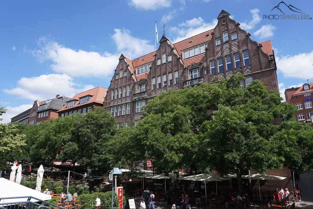 Stände und Bierbänke an der Uferpromenade Schlachte in Bremen, dahinter die historischen Häuser