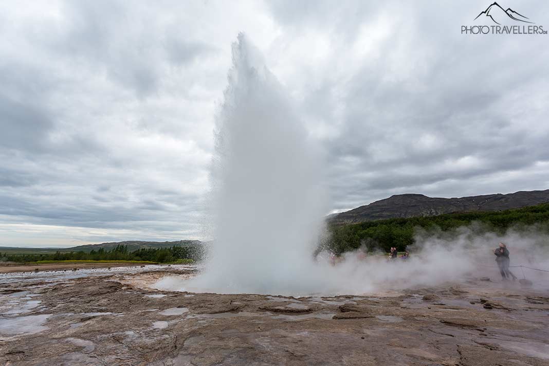Die dampfende Fontäne des Geysirs Strokkur in Island