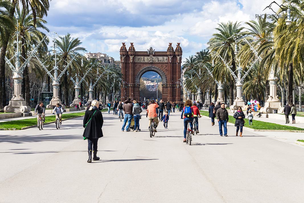 Menschen auf der Flaniermeile vom Arc de Triomf zum Parc de la Ciutadella in Barcelona