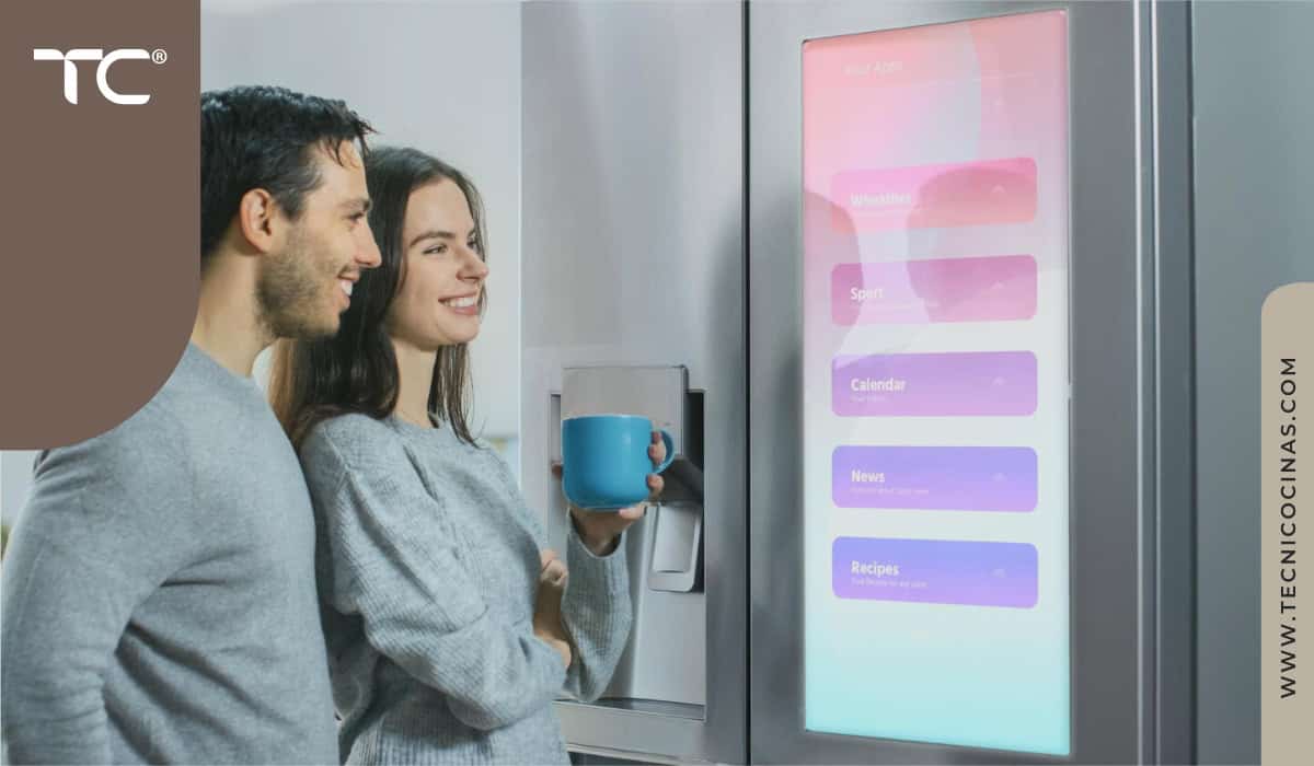 Usuarios consultando recetas, calendario y controles del hogar en la pantalla de la nevera inteligente