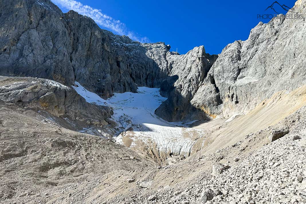 Der Blick auf den Höllentalferner, dahinter die Zugspitze