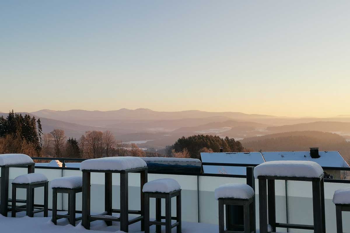 Panoramablick von der Terrasse im Winter bei Sonnenaufgang