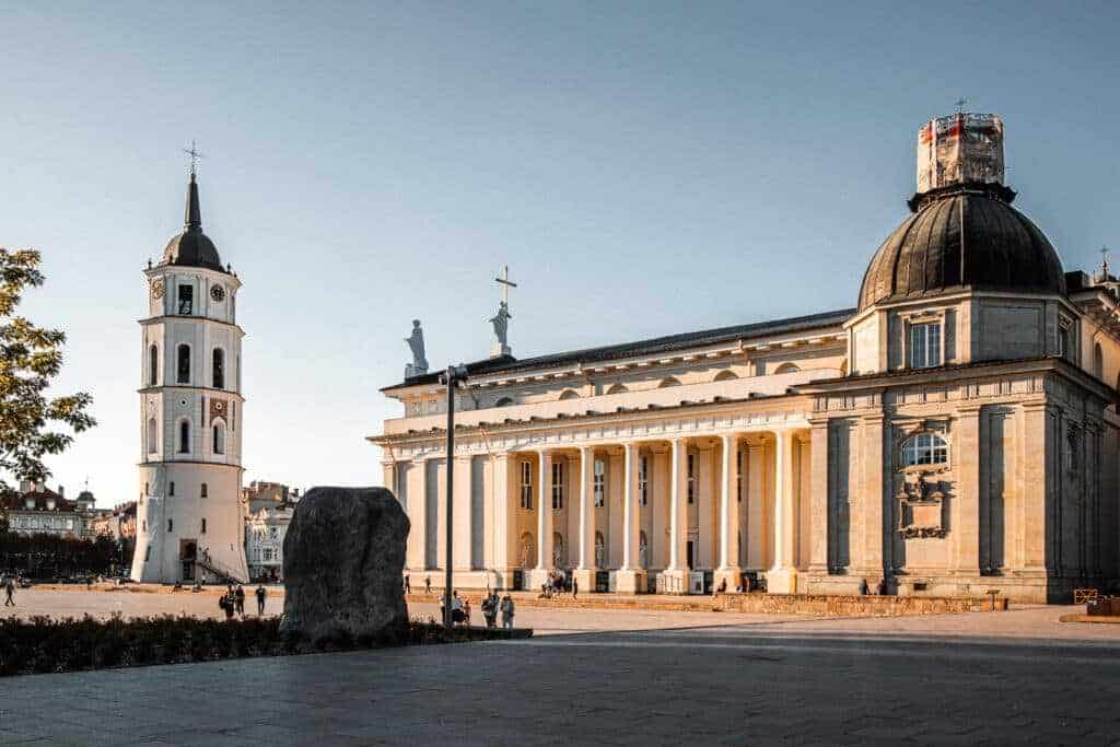 Reiseziele - Vilnius Vilnius Kathedrale bei Sonnenuntergang - Baltikum Rundreise