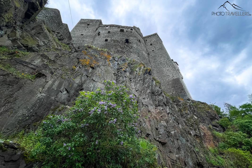 Blick auf die Burg Runkel die auf dem Fels thront