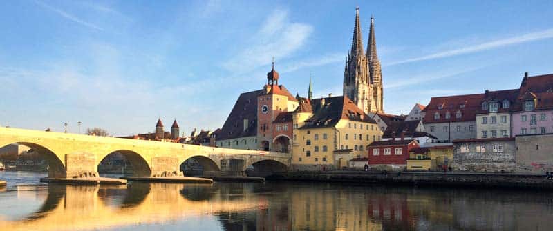 Blick auf imposanten Dom, eine der bekanntesten Sehenswürdigkeiten in Regensburg
