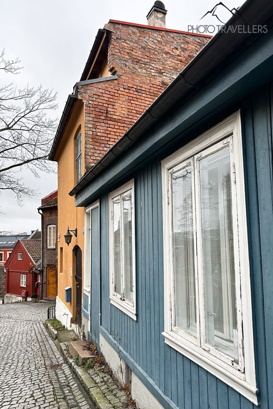 Ein altes blaues Haus in der Straße Damstredet in Oslo