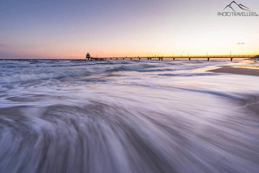 Die Seebrücke Zingst im Abendlicht, im Vordergrund die Brandung des Meeres