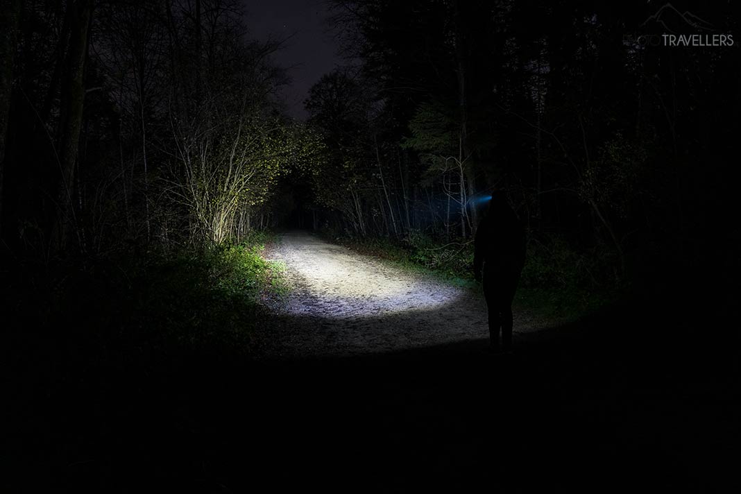 Die Lichtausbeute der Kopflampe Sigma 18850 Sport Headled II im Test nachts im Wald