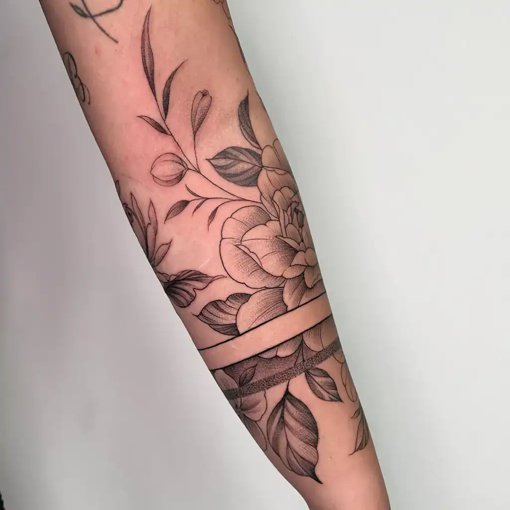 Fineline, Whip Shading Tattoos Blumen tattoo am Unterarm - Fineline Tattoo München