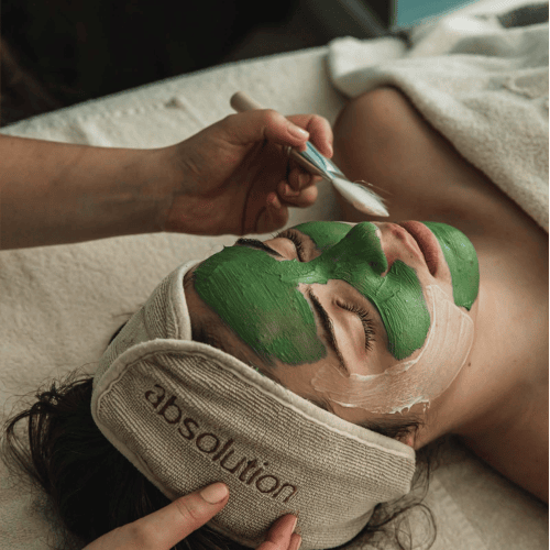 Absolution cosmetica merk met een professionele gezichtsbehandeling.