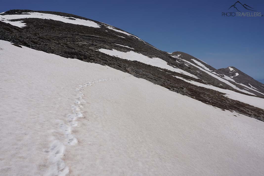 Der Wanderweg zum Psiloritis verläuft über ein großes Schneefeld