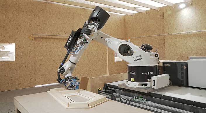 Bild von Roboterarm bei der Herstellung von Hohlkassetten für Holzleichtbauweise