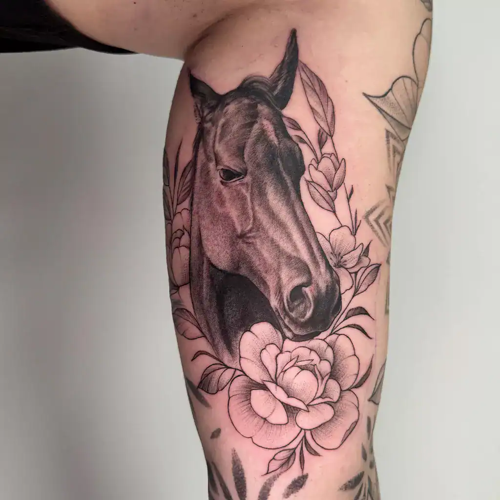 Perica Tätowierer Realistisches Pferdeportrait Tattoo mit Blumen - München