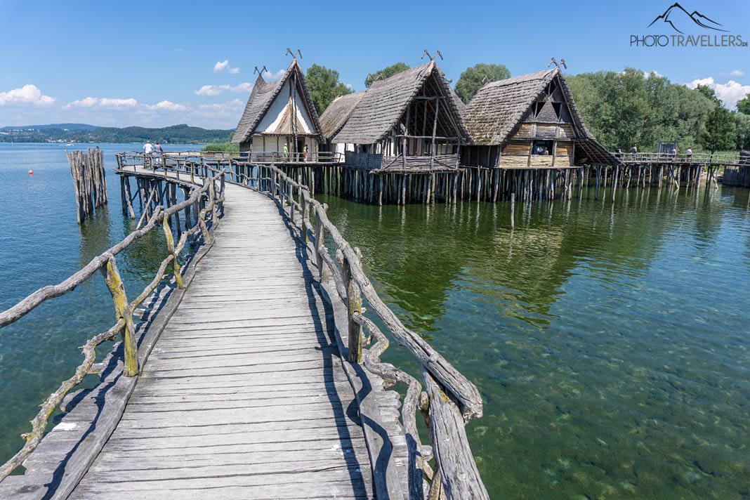 Ein Steg mit Häusern im Pfahlbauten-Museum am Bodensee