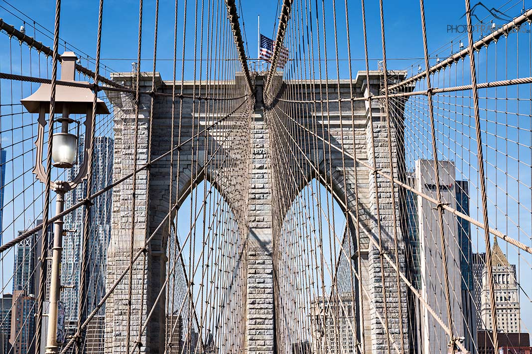 Einer der großen Stützen mit den Stahlseilen der Brooklyn Bridge