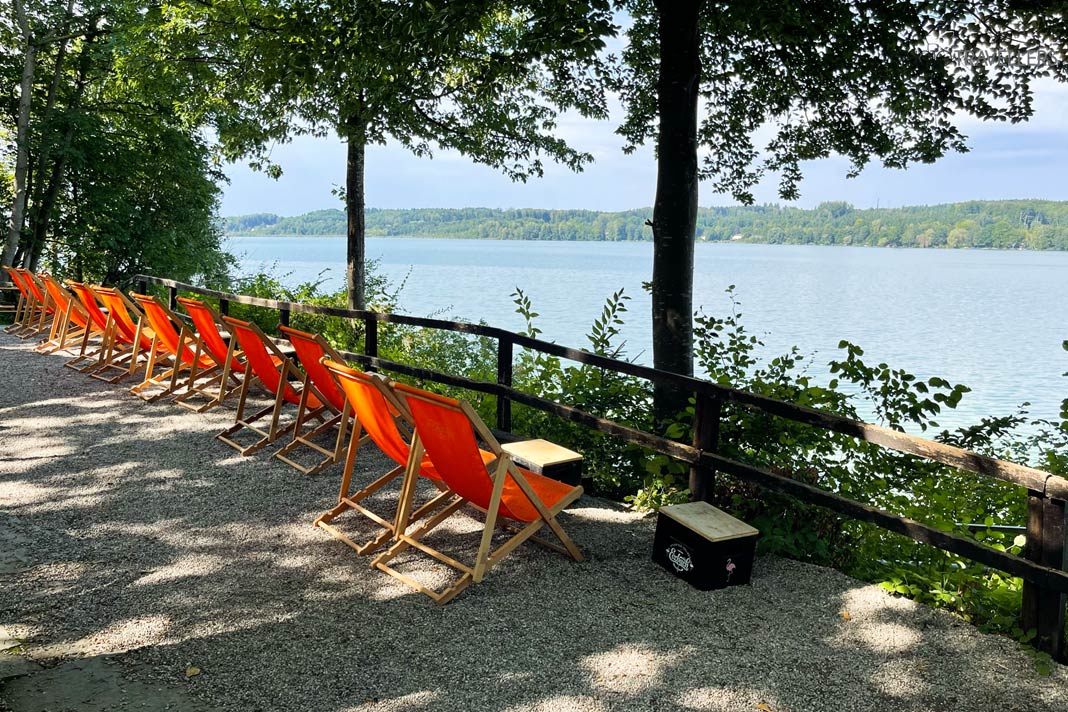 Liegestühle am LieblingsPlatz Pilsensee