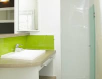 Lodge Taos - zweites Bad mit großer Dusche, Handwaschbecken und separater Dusche