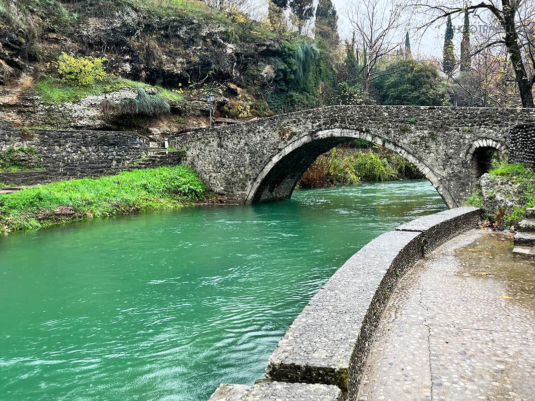 Die alte Brücke Stari Most na Ri im Kraljev Park in Podgorica