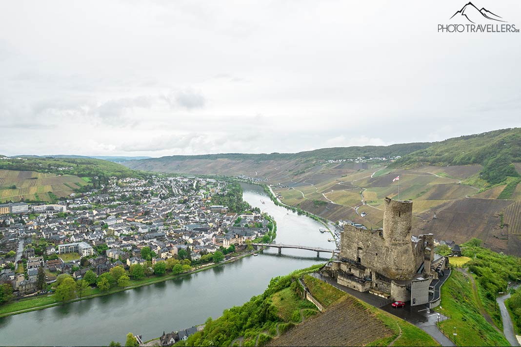 Die Burgruine Landshut mit Blick auf die Mosel