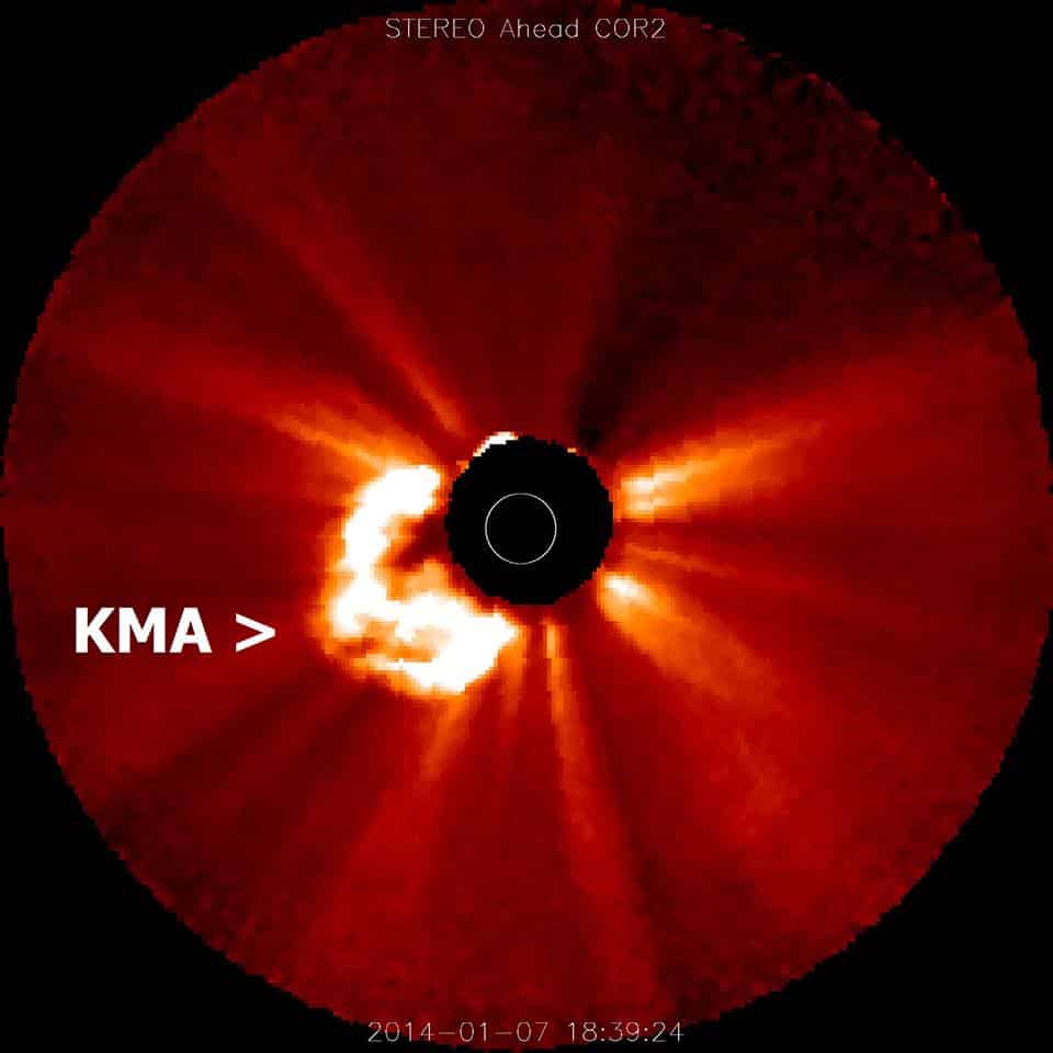 X-Klasse Flare in Richtung Erde! 2 Koronaler Massenauswurf ( Sonnensturm ) auf den Satellitenbilder sichtbar.