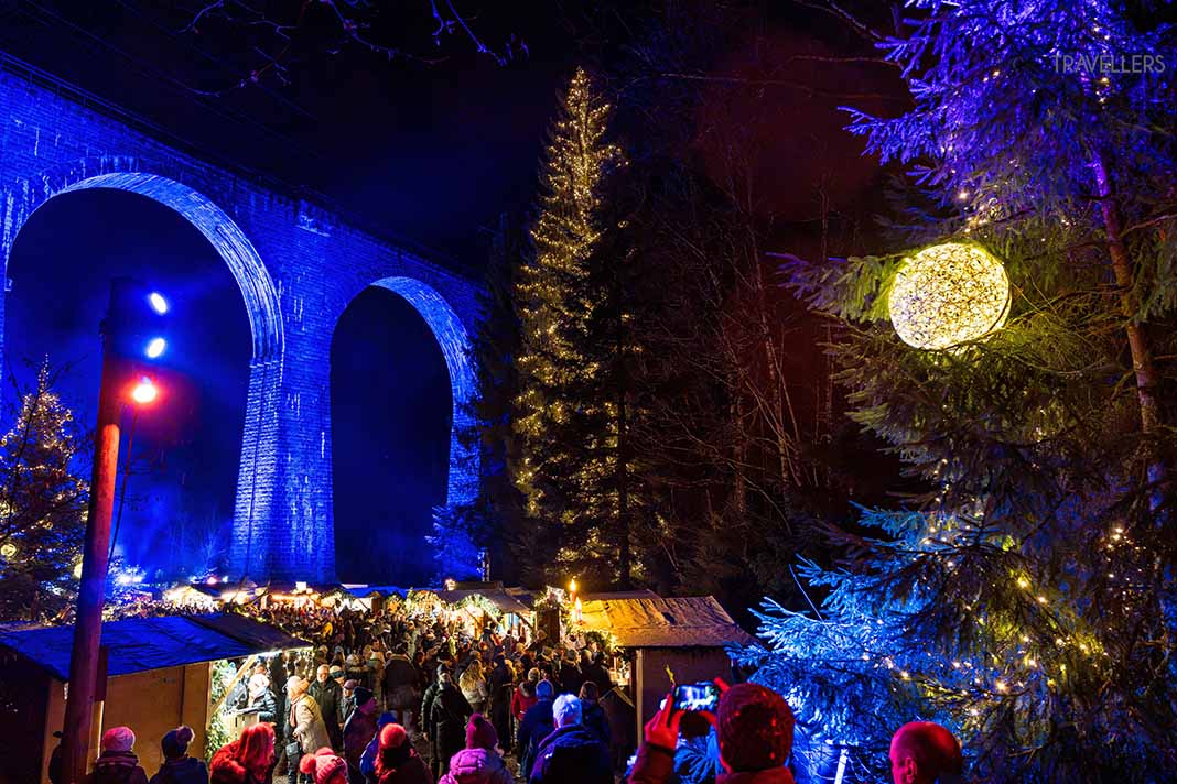 Besucher unter dem Viadukt auf dem Weihnachtsmarkt Ravennaschlucht