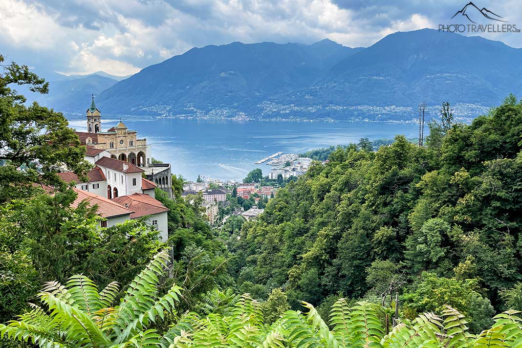 Blick zur Wallfahrtskirche Madonna del Sasso mit dem Langensee, Schweiz