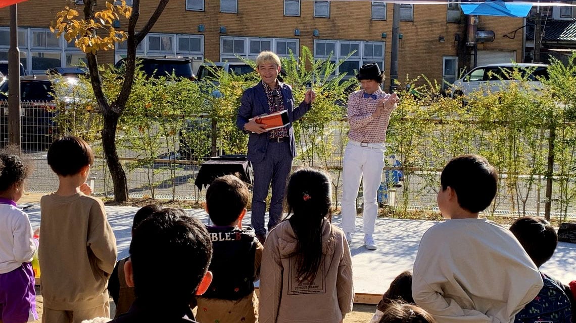 金沢市の幼稚園でマジックショー!新人の成長とプロ18年目の気づき【石川県出張】 1 金沢市の幼稚園の屋外ステージでマジックショーを行うマジシャン「コンプレッサー&ともやん」