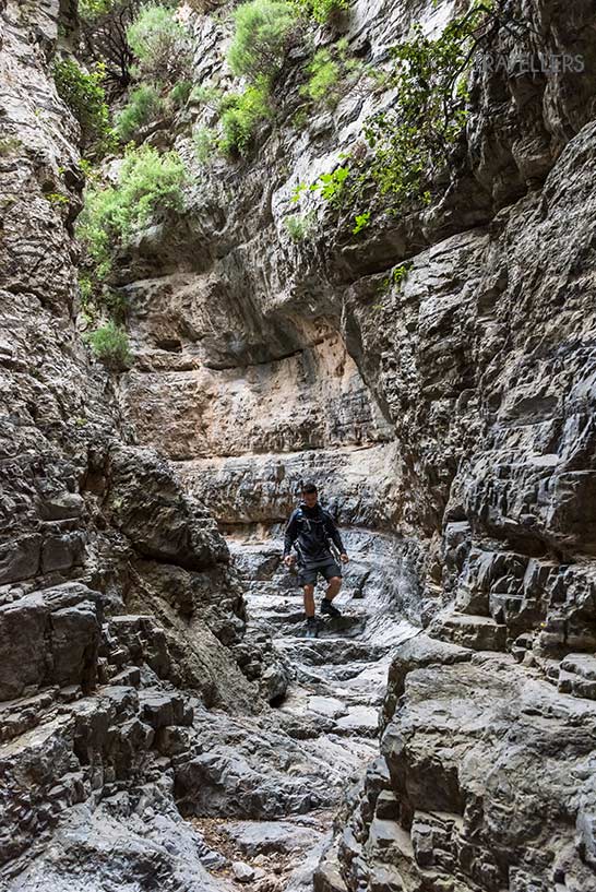 Reiseblogger Florian Westermann läuft zwischen eng stehenden Felswänden in der Imbros-Schlucht auf Kreta