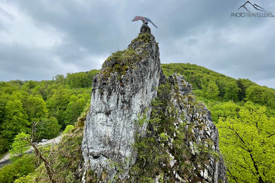 Der Hübichenstein mit der Adler-Figur im Weltwald Harz