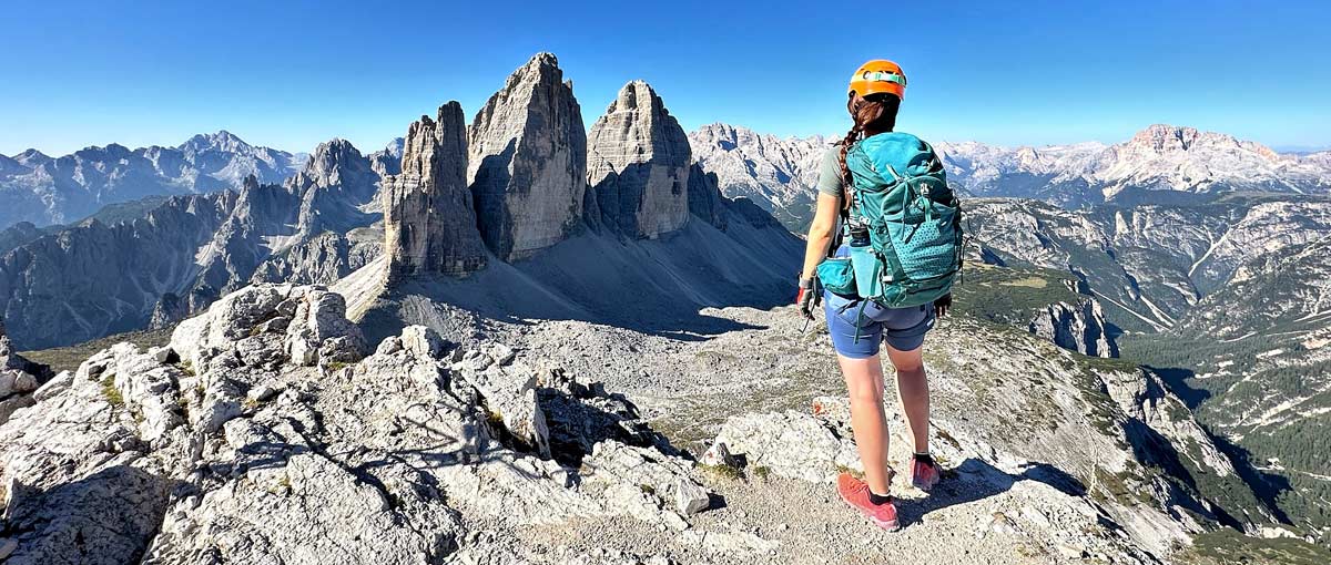 startseite-dolomiten-klettersteige Reisebloggerin Biggi Bauer auf dem Paternkofel mit Blick auf die Drei Zinnen, Dolomiten