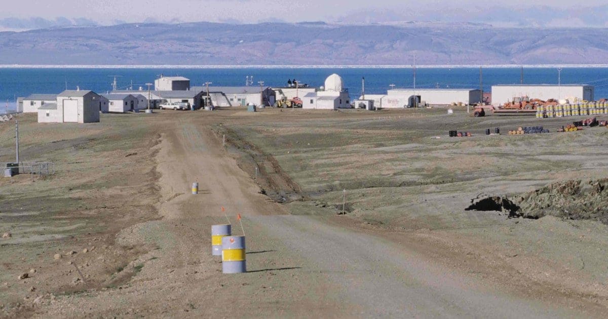 Equipo de la estación meteorológica del INTA con panel solar y sensores en el Alto Valle