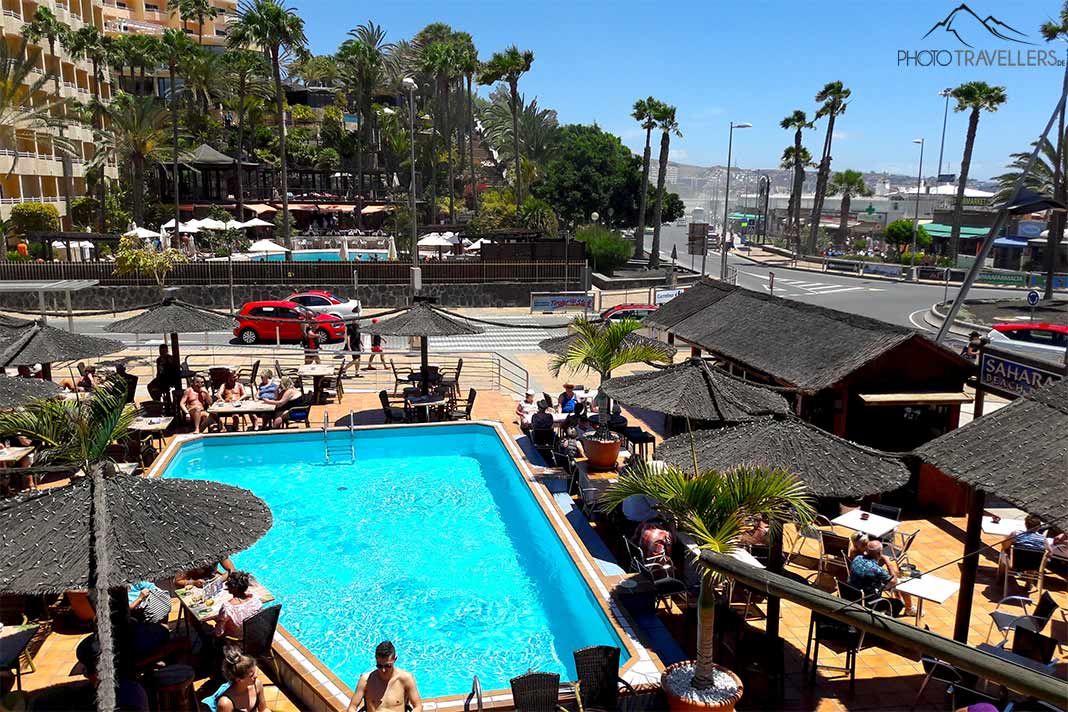 Menschen sitzen an den Poolbars von Playa del Ingles