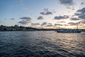 Istanbul Sehenswürdigkeiten, istanbul - Istanbul Sehenswürdigkeiten Fähre in Istanbul bei Sonnenuntergang