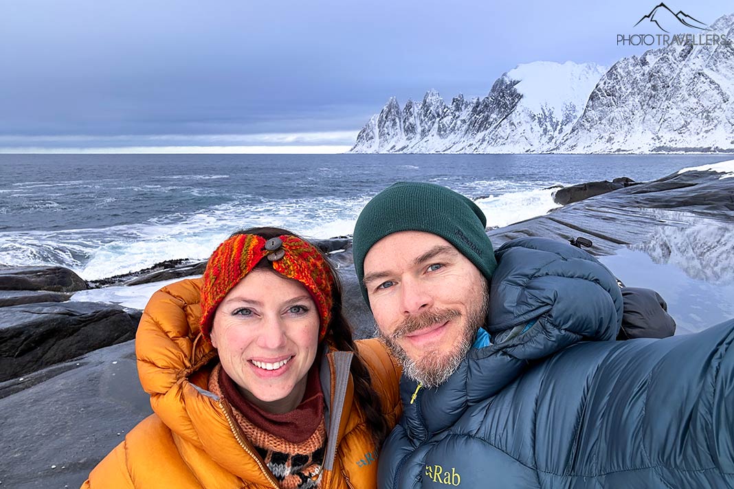 Die Reisejournalisten Biggi Bauer und Florian Westermann an der Küste von Tungeneset auf Senja