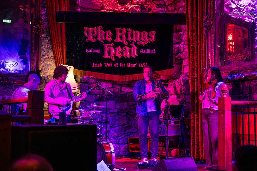 Live-Musik-Session im Pub "The Kings Head" in Galway, Irland
