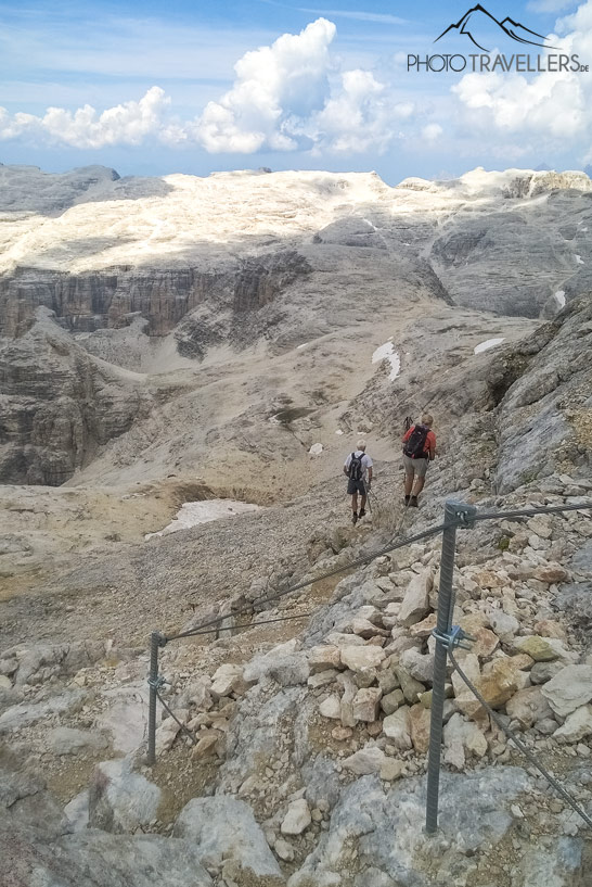 Zwei Wanderer steigen auf dem seilversicherten Weg vom Piz Boè ab