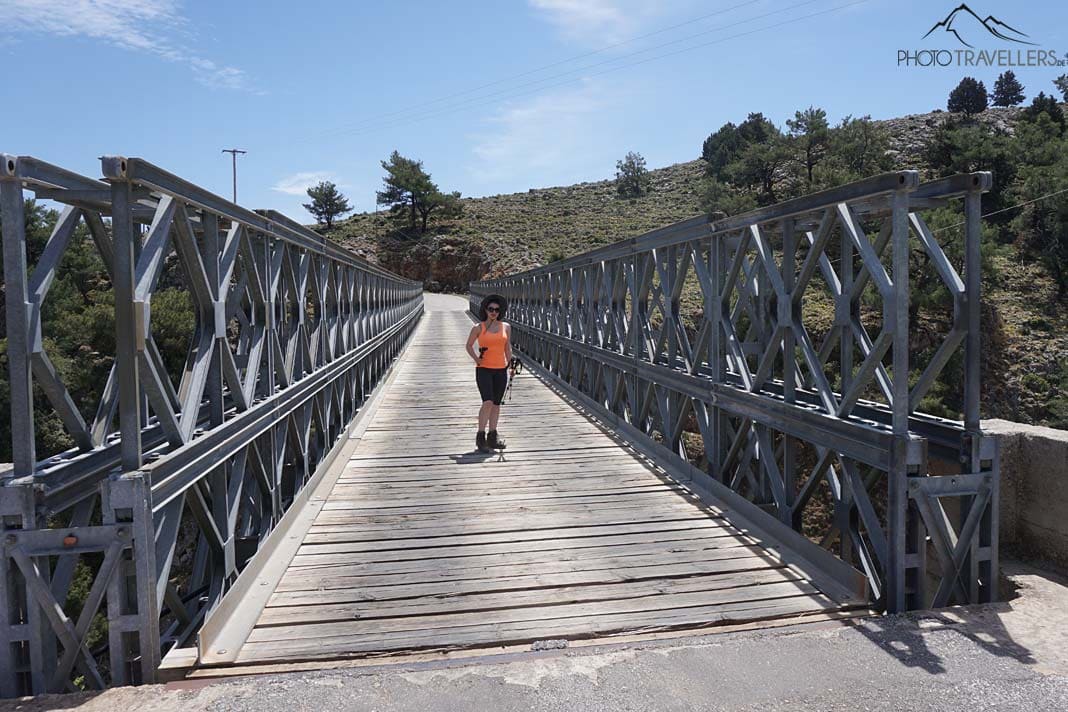 Reisebloggerin Biggi Bauer auf der Stahlbrücke, die über die Aradena-Schlucht führt